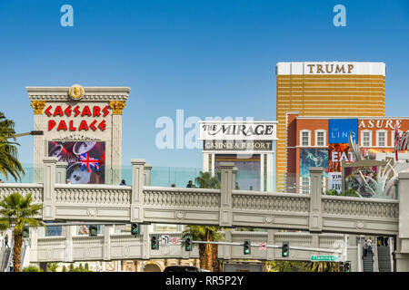 LAS VEGAS, NEVADA, USA - Février 2019 : passerelle au-dessus de Las Vegas Boulevard, qui est aussi connu comme la bande de Las Vegas. Dans l'arrière-plan Banque D'Images