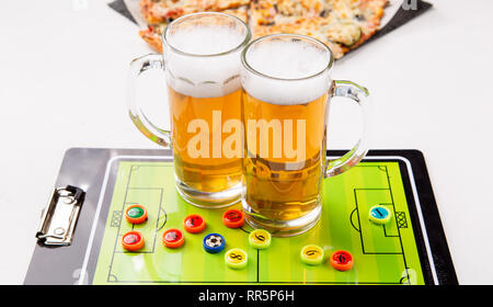 Photo de deux chopes de bière mousseuse, baby-foot Banque D'Images