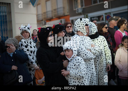 Des gens habillés comme les vaches sont vu dans la rue comme ils regardent le traditionnel défilé de carnaval qui célèbre la fête de carnaval dans la capitale. Banque D'Images