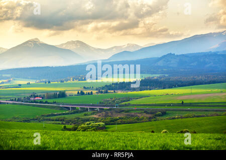 Spring Mountain Valley. Champs verts et pittoresque paysage de prairie. Panorama de la Slovaquie Tatras au printemps. Les champs d'herbe, Pieniny Banque D'Images
