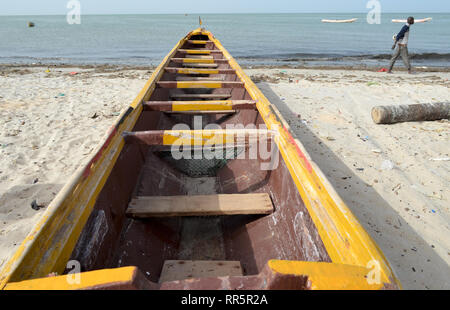 Pirogue jaune dans la plage de Joal-Fadiouth, Petite Côte, Sénégal Banque D'Images