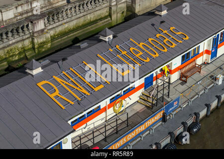 De sauvetage de la RNLI 'libellé' sur le toit de la tour de sauvetage de la RNLI pier, Station de sauvetage de Victoria Embankment par Waterloo Bridge, Westminster, Londres Banque D'Images