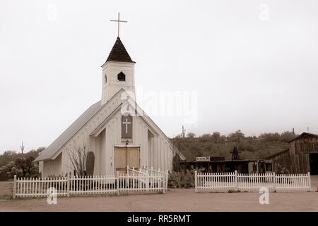 Une vue de la chapelle d'Elvis après une tempête hivernale à l'extérieur de Phoenix, en Arizona. Banque D'Images