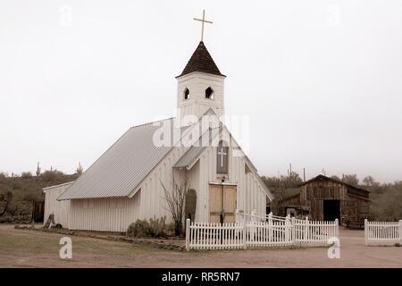 Une vue de la chapelle d'Elvis après une tempête hivernale à l'extérieur de Phoenix, en Arizona. Banque D'Images