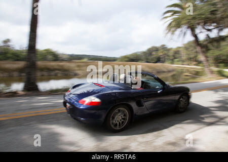 Couple de retraités roulant Porsche Boxster racé, FL, USA Banque D'Images