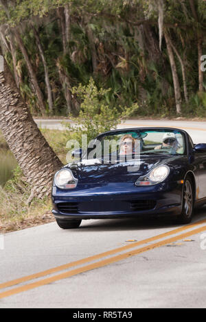 Couple de retraités roulant Porsche Boxster racé, FL, USA Banque D'Images