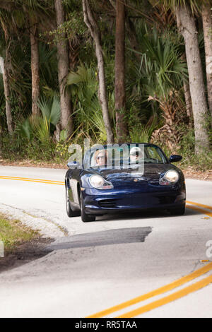 Couple de retraités roulant Porsche Boxster racé, FL, USA Banque D'Images