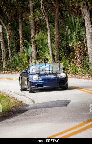 Couple de retraités roulant Porsche Boxster racé, FL, USA Banque D'Images