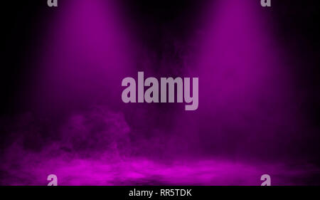 Abstract purple spot avec Brouillard Le brouillard de fumée sur fond noir. Banque D'Images