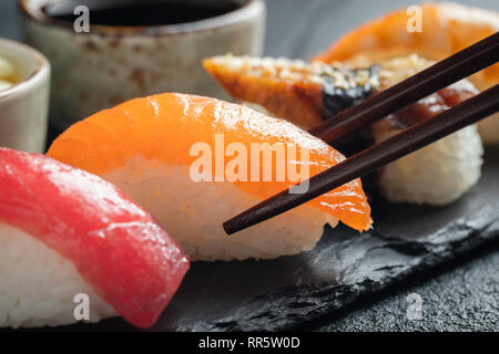 Close-up of sushi jeu de saumon, thon et l'anguille fumée. Banque D'Images