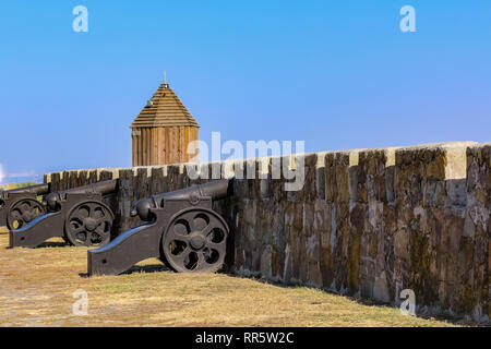 Fortifications et des canons sur les remparts de la forteresse d'Azov fondé par les Turcs de l'Empire Ottoman en 1475 dans le sud de la Russie Banque D'Images