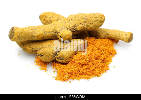 Curcuma curcuma séché et isolé sur fond blanc Banque D'Images