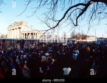 Une foule se rassemble au mur de Berlin près de la porte de Brandebourg à la suite de la structure, l'ouverture officielle le 22 décembre. Banque D'Images