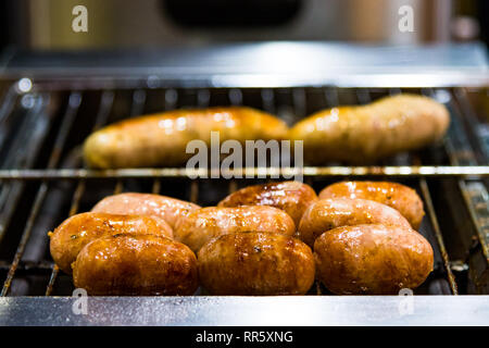 Barbecue saucisse sur le grill, Selective focus Banque D'Images