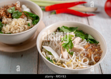 Soupe Asiatique au poulet nouilles dans un bol sur la table en bois. Banque D'Images
