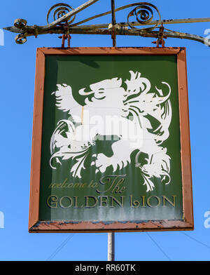 Hanging enseigne de pub au Golden Lion public house, Bedhampton, Havant, Hampshire, England, UK Banque D'Images