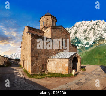 Photos et images de la Sainte trinité Gergeti (Tsminda Sameba) de l'Église orthodoxe géorgienne et l'Église apostolique, 14e siècle, province, Khevi Gergeti, Géorgie (cou Banque D'Images