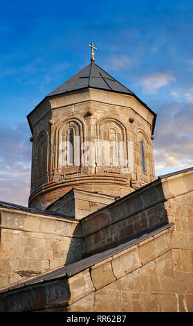 Photos et images de la Sainte trinité Gergeti (Tsminda Sameba) de l'Église orthodoxe géorgienne et la coupole de l'Église apostolique close up, 14e siècle,, Khevi Gergeti bauvin Banque D'Images