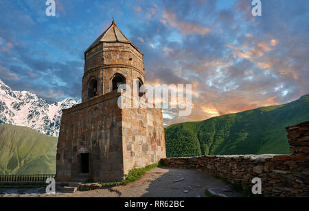Photos et images de la Sainte trinité Gergeti (Tsminda Sameba) de l'Église orthodoxe géorgienne et clocher de l'Église apostolique, 14e siècle, province, Khevi Gergeti, G Banque D'Images