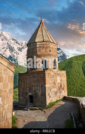 Photos et images de la Sainte trinité Gergeti (Tsminda Sameba) de l'Église orthodoxe géorgienne et clocher de l'Église apostolique, 14e siècle, province, Khevi Gergeti, G Banque D'Images