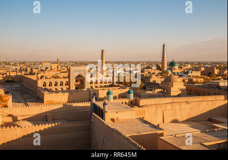 Vue de dessus de la vieille ville de Khiva, Ichan-Kala forteresse au coucher du soleil Banque D'Images