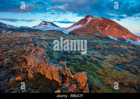 Paysages de montagne volcanique le long du sentier Laugavegur, entre l'Hrafntinnukser et Alftavatn. Hauts Plateaux du centre, Sudhurland, Islande. Banque D'Images