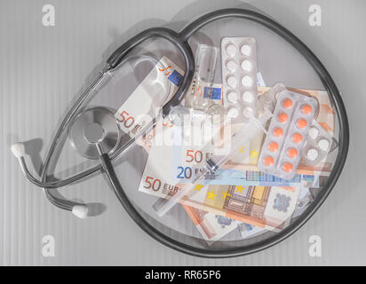 Billets médicaments seringue sur fond gris Banque D'Images