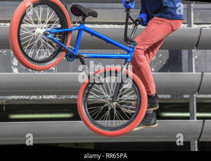 Saut en vélo cycliste closeup détail Banque D'Images