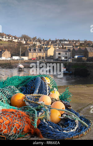 Les filets de pêche et les bouées se trouvent sur le quai du port dans l'Aberdeenshire Village de Gourdon Banque D'Images