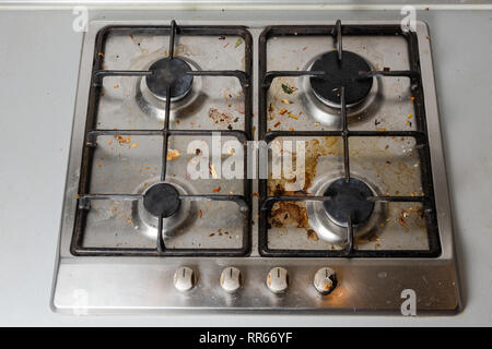 Dirty cuisinière à gaz dans la cuisine, vue du dessus. Cuisinière à gaz avec des restes de nourriture. Banque D'Images