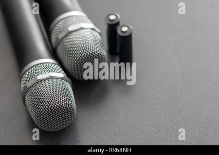 Les microphones sans fil système de transmission du son sans fil.. soft focus deux micros et batteries Banque D'Images