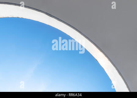 Panneaux de plafond en béton contre un ciel bleu sur une journée ensoleillée. Résumé Contexte Architectural style minimalisme Banque D'Images