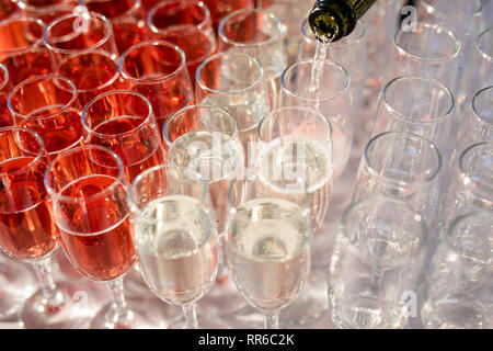 Une rangée de verres remplis de champagne sont alignés prêts à être servis. Banque D'Images