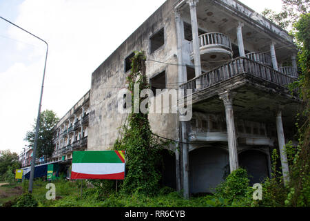 Maison abandonnée et l'ancien immeuble commercial à côté de Ban Phe road à Banphe village ville de Rayong, Thaïlande Banque D'Images