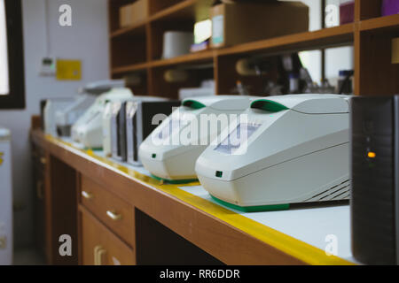 Dans la copie de l'ADN par PCR en temps réel en laboratoire thermocycleur Banque D'Images