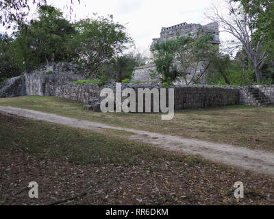 Temple de la pyramide de cerfs à Chichen Itza ville maya, ruines à plus impressionnant de sites archéologiques au Mexique avec ciel nuageux à 2018 w chaud et ensoleillé Banque D'Images