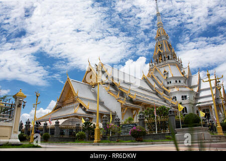 Sothon Wararam Ubosot de Wat Worawihan thaïlandais pour ce qui concerne la prière et la bénédiction de Luang Phor Sothorn statue de Bouddha le 4 juillet 2018 dans Chachoeng Banque D'Images