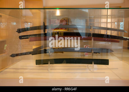 Épée samouraï antiques dans cabinet de verre pour voir les gens d'affaires à Japon village de Ayutthaya, Thaïlande Banque D'Images