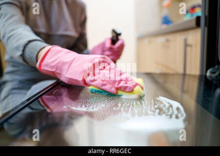 Photo des mains de la femme dans les gants en caoutchouc lave-four. Banque D'Images