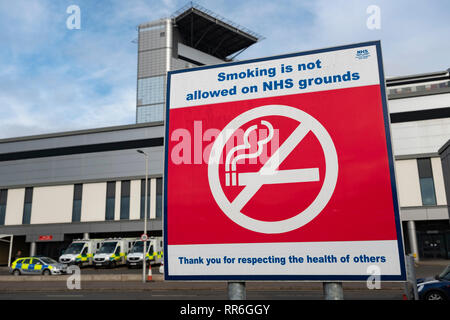 Aucun signe de fumer dans la zone extérieure à l'Université Queen Elizabeth Hospital de Glasgow, Écosse, Royaume-Uni Banque D'Images