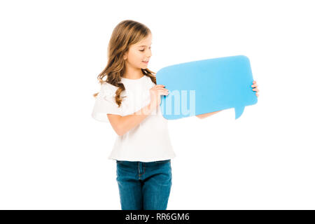 Adorable enfant en t-shirt blanc et jean bleu holding speech bubble isolated on white Banque D'Images