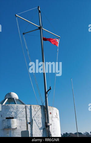 Le Red Ensign vole d'une flagstaff au sommet d'un immeuble sur la rivière Hamble Banque D'Images