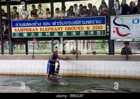 Crocodile Wrestling Show pour les Thaïlandais et les voyageurs à la recherche d'éléphants à Samphran foriegner au sol et ferme des crocodiles le 17 juillet 2018 à Nakhon Pha Banque D'Images