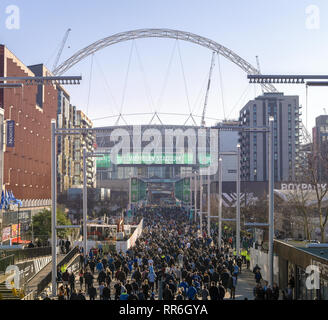 24 févr. 2019 - Londres, Angleterre. Les gens qui marchent vers l'Olympic Way Wembley Stadium pour regarder la finale de la Coupe du buffle. Banque D'Images