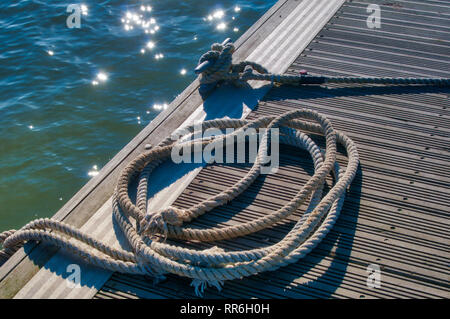 Une corde enroulée sur un marina jetty Banque D'Images