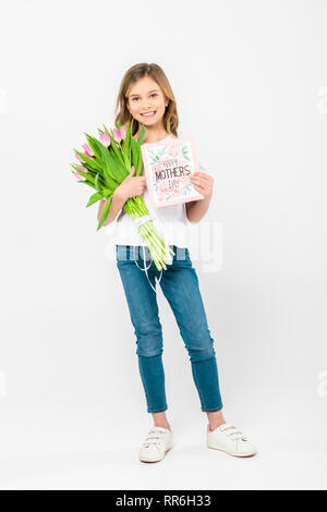 Adorable enfant tenant bouquet de tulipes roses et heureuse fête des mères, carte de souhaits sur fond blanc Banque D'Images