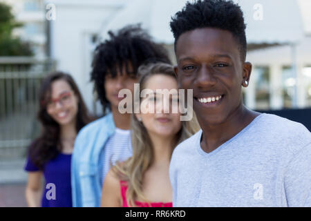 African American man avec le Caucase et l'extérieur d'amis dans la ville Banque D'Images