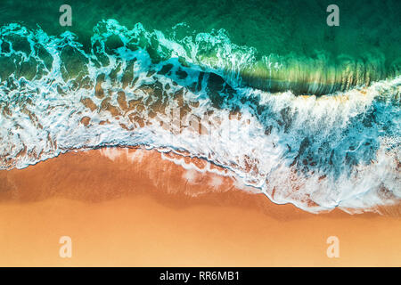 Vue aérienne des vagues de la mer et de la plage de sable fin. Banque D'Images