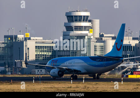 L'Aéroport International de DŸsseldorf, UD, tour, le contrôle de la circulation aérienne, le contrôle de l'aire, TUI, Boeing 737-800, sur la voie de circulation, Banque D'Images