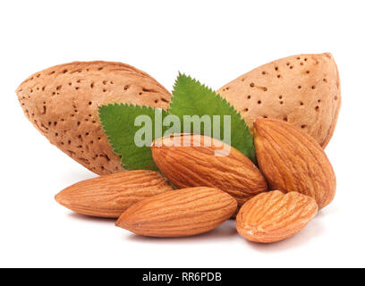 Amandes dans leur peau et décortiquées avec feuille isolé sur fond blanc Banque D'Images